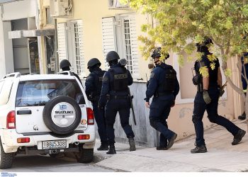 Καλλιθέα: Άνδρας με τσεκούρι ταμπουρώθηκε σε πολυκατοικία – Συνελήφθη από τις Αρχές