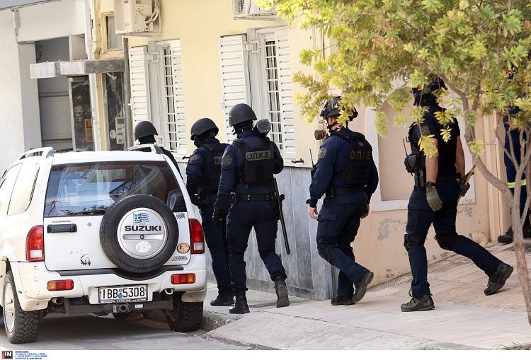 Καλλιθέα: Άνδρας με τσεκούρι ταμπουρώθηκε σε πολυκατοικία – Συνελήφθη από τις Αρχές