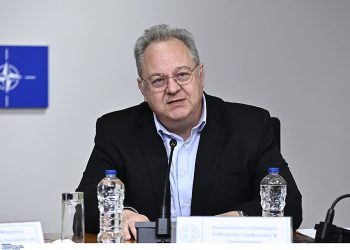 Παπαζάχος: «Άγνωστοι βανδάλισαν σεισμολογικό σταθμό στη Σαντορίνη»