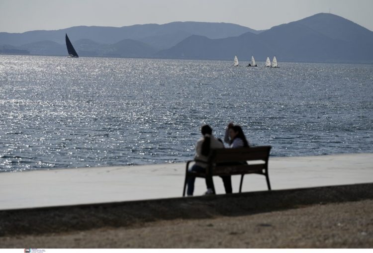 Καιρός: Με «20άρια» και λασποβροχές οι παρελάσεις της 25ης Μαρτίου