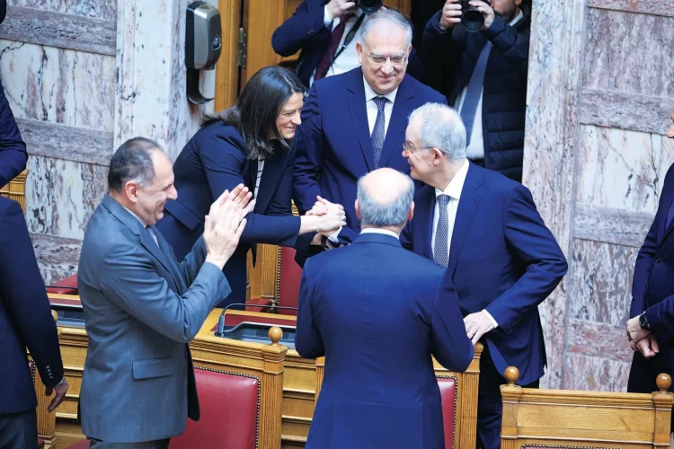 Ρήξη της Προεδρίας με πέντε από τα εννέα κόμματα της Βουλής!