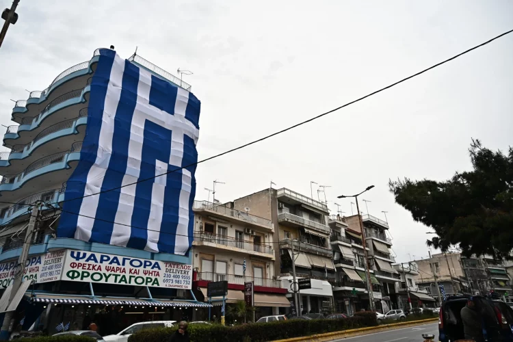 Eθνική Επέτειος 25ης Μαρτίου: Στο Κερατσίνι δεσπόζει γιγάντια Ελληνική σημαία