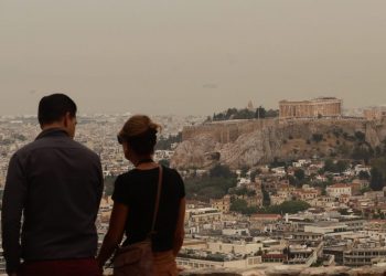 Καιρός: Προ των πυλών «δύο κύματα ζέστης» και αφρικανική σκόνη