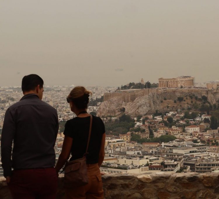 Καιρός: Προ των πυλών «δύο κύματα ζέστης» και αφρικανική σκόνη