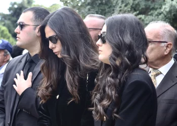 Το τελευταίο αντίο στον Αλέξη Κούγια – Συντετριμμένοι συγγενείς και φίλοι, με δάκρυα τον αποχαιρέτησαν τα παιδιά του