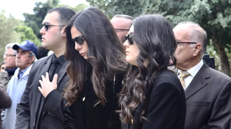 Το τελευταίο αντίο στον Αλέξη Κούγια – Συντετριμμένοι συγγενείς και φίλοι, με δάκρυα τον αποχαιρέτησαν τα παιδιά του