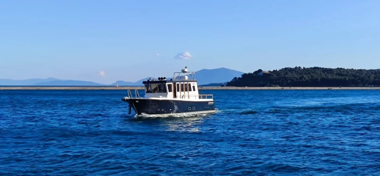 Αλόννησος: Επείγουσα διακομιδή 32χρονου με ιδιωτικό σκάφος στο Νοσοκομείο Βόλου