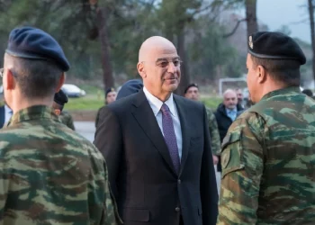 Αποστρατεύονται 581 υπαξιωματικοί «εκτός οργανικών θέσεων» που έμεναν στις Ενοπλες Δυνάμεις με ειδικά προνόμια