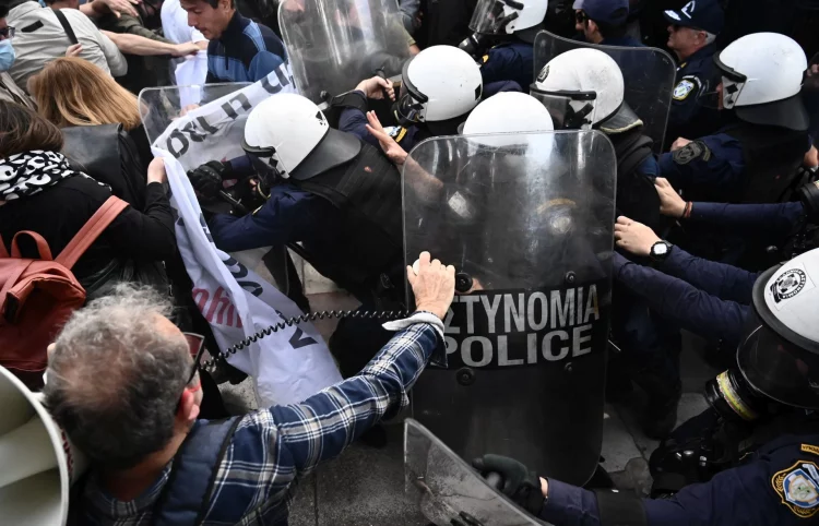 Ξύλο και χημικά από τα ΜΑΤ στους εκπαιδευτικούς που ήθελαν να συναντήσουν τον Μητσοτάκη!