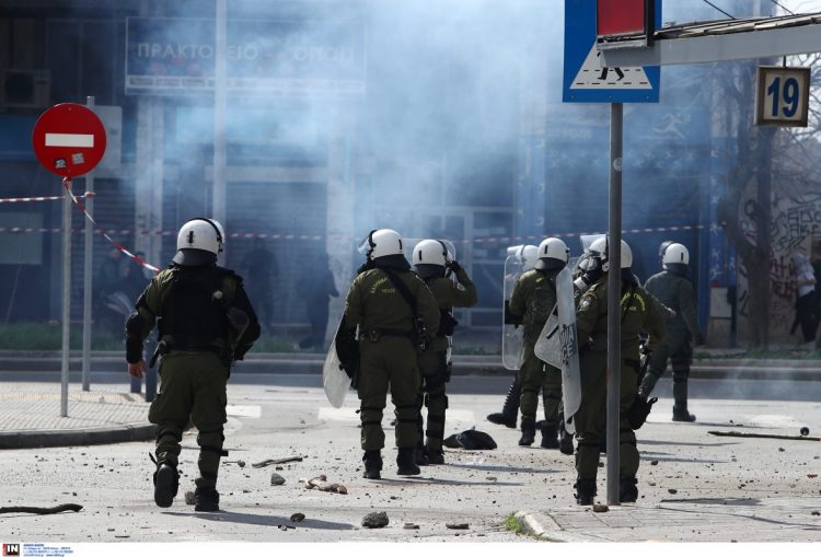 Κακουργηματική δίωξη στον 14χρονο που συνελήφθη στη Θεσσαλονίκη με μολότοφ μετά τα επεισόδια στην πορεία για τα Τέμπη