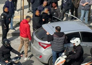 Λαμία: Ιερέας σε κατάσταση αμόκ έβριζε και χτυπούσε αστυνομικούς – «Πάσχα να μη σε βρει…»