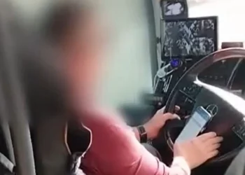 Οδηγός ΚΤΕΛ στη Βόρεια Ελλάδα κοιτά το κινητό του αντί για τον δρόμο!