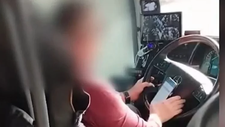 Οδηγός ΚΤΕΛ στη Βόρεια Ελλάδα κοιτά το κινητό του αντί για τον δρόμο!