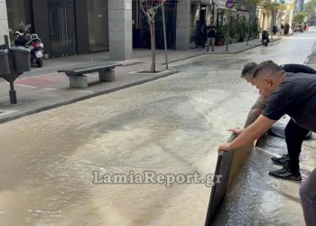 Πλημμύρισε κεντρικός δρόμος στη Λαμία από αγωγό που έσπασε