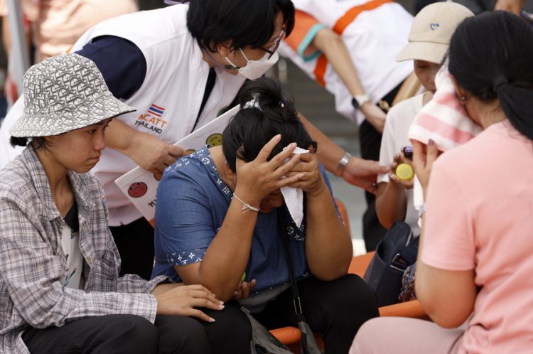 Φονικά ρίχτερ στη Μιανμάρ: Σκάβουν με τα χέρια στα ερείπια – Μία γυναίκα ανασύρθηκε ζωντανή έπειτα από 30 ώρες