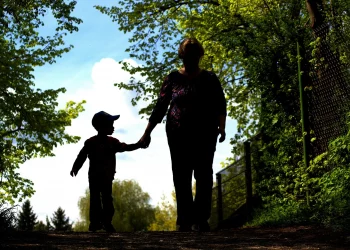 Πάτρα: Οργή γονέων για δρόμο μπροστά σε νηπιαγωγείο όπου τα παιδιά πατούν σε βοθρολύματα