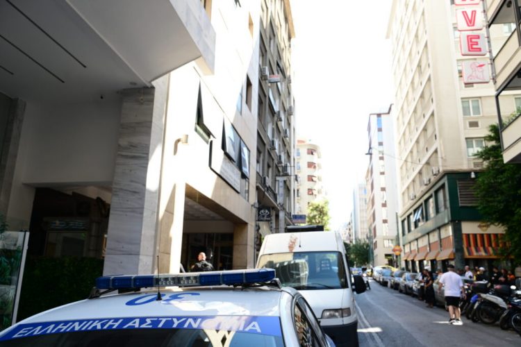 Ομόνοια: Θρίλερ με νεκρό άστεγο σε εστιατόριο – Τρεις συλλήψεις