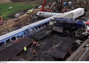 Τέμπη: Μηνύσεις κατά Καραμανλή και Σπίρτζη από συγγενείς θυμάτων της τραγωδίας