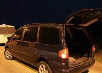 Έβρος ποταμός: Τούρκοι χωροφύλακες πέρασαν χειροπέδες σε λαθροδιακινητή μετά από καταδίωξη 20 χλμ.