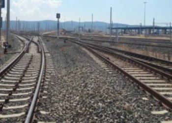 Πάτρα: Τρένο παρέσυρε ΙΧ που είχε παρκάρει ο οδηγός πάνω στη σιδηροδρομική γραμμή