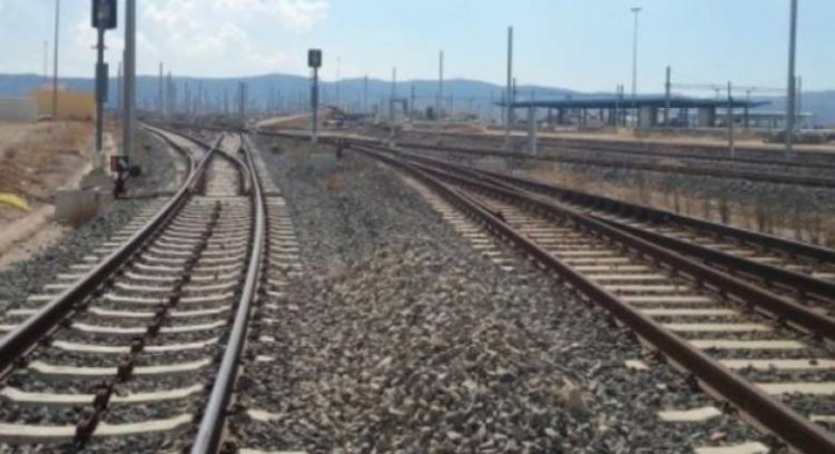 Πάτρα: Τρένο παρέσυρε ΙΧ που είχε παρκάρει ο οδηγός πάνω στη σιδηροδρομική γραμμή