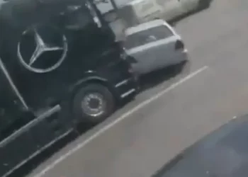 Βίντεο από τη στιγμή που ΙΧ συγκρούεται με δύο νταλίκες στη λεωφόρο Καβάλας