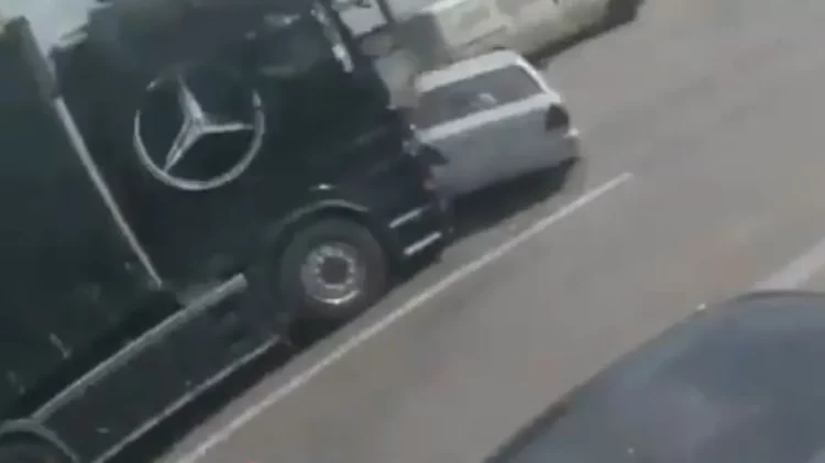 Βίντεο από τη στιγμή που ΙΧ συγκρούεται με δύο νταλίκες στη λεωφόρο Καβάλας