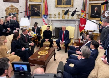 «Γιατί δεν φοράτε κοστούμι; Μήπως δεν έχετε;»: Η ερώτηση στη συνάντηση Ζελένσκι με Τραμπ που προκάλεσε γέλιο στον Βανς