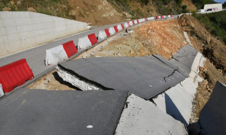 Λάρισα-Βόλος: Πριν δοθεί στην κυκλοφορία κατέρρευσε το έργο Αγοραστού για τον νέο παραλιακό δρόμο (Photos)