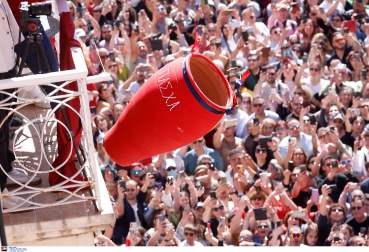 Κέρκυρα: Οι «μπότηδες» έφεραν την Πρώτη Ανάσταση – Εντυπωσιακές εικόνες