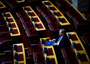 Παραπομπή Καραμανλή για Τέμπη: Ο καταλυτικός παράγοντας, η στάση της αντιπολίτευσης και ο κίνδυνος για τη ΝΔ