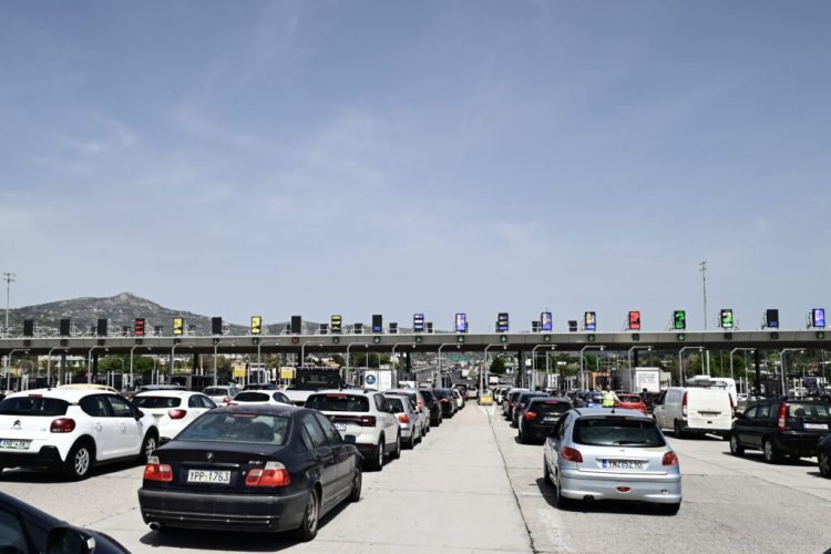 Επιστροφή Πάσχα: Ουρές στα διόδια και καθυστερήσεις