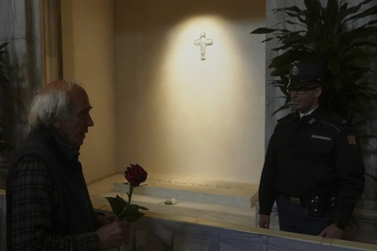 Ιταλία: Άρχισε το λαϊκό προσκύνημα στον τάφο του πάπα Φραγκίσκου (Photos)