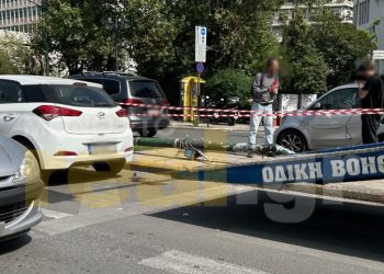 Αθήνα: Ασθενοφόρο έπεσε σε κολώνα που καταπλάκωσε πεζούς – Πέντε τραυματίες