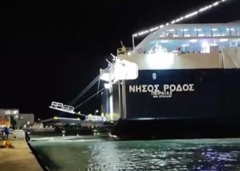 Χίος: Περιπέτεια για το «Νήσος Ρόδος» από τoυς θυελλώδεις ανέμους – Έσπασαν οι κάβοι, κόπηκε η μπίντα – ΒΙΝΤΕΟ