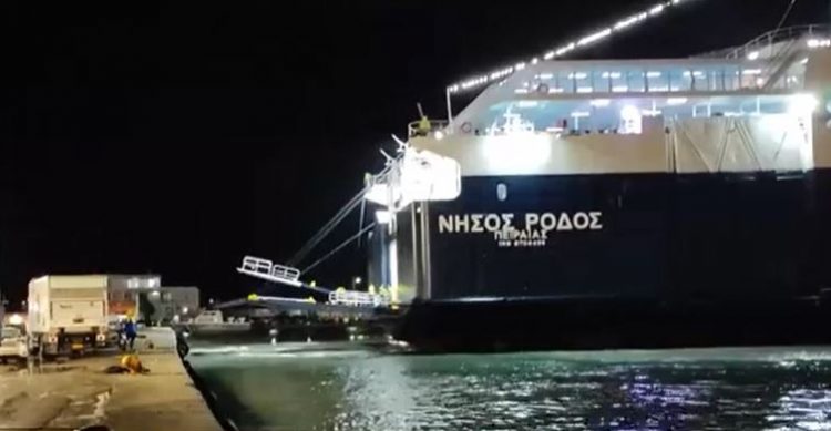 Χίος: Περιπέτεια για το «Νήσος Ρόδος» από τoυς θυελλώδεις ανέμους – Έσπασαν οι κάβοι, κόπηκε η μπίντα – ΒΙΝΤΕΟ