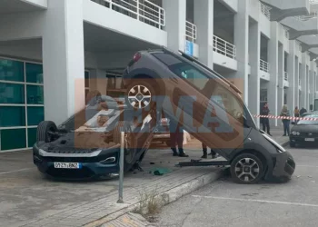 Πανικός στο ΟΑΚΑ: «Κόλλησε το γκάζι» και αυτοκίνητο «καβάλησε» άλλα οχήματα πριν σταματήσει σε κολώνες