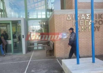 Διπλό φονικό στο Αίγιο: Έβριζε αστυνομικούς ο 23χρονος δράστης – Αυτοτραυματίστηκε στα κρατητήρια