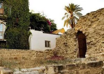 Καταγγελία: Μεθυσμένοι νεαροί ποδοπατούν εικόνες και χορεύουν πάνω τους!