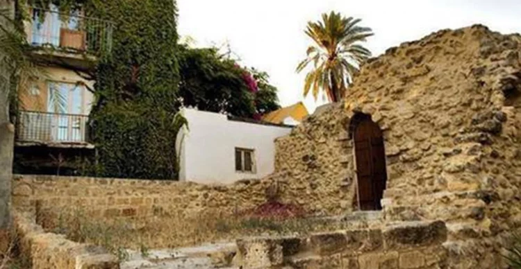 Καταγγελία: Μεθυσμένοι νεαροί ποδοπατούν εικόνες και χορεύουν πάνω τους!