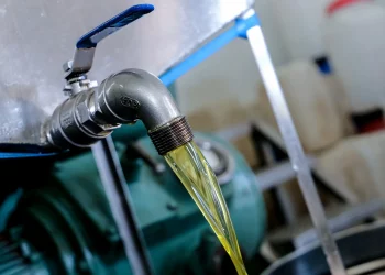 Αποθήκη με εκατοντάδες λίτρα νοθευμένου ελαιόλαδου στη Δυτική Θεσσαλονίκη – Μεγάλη επιχείρηση της ΕΛΑΣ