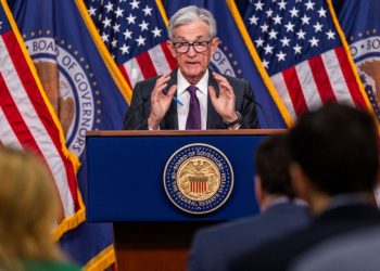 Πρόεδρος Fed: «Οι νέοι δασμοί θα αυξήσουν τον πληθωρισμό» – Τραμπ: «Mείωσε τα επιτόκια»