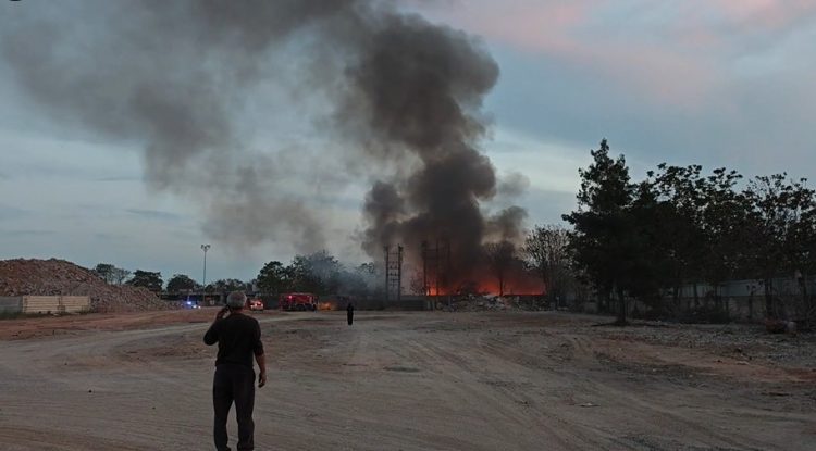 Βοτανικός: Σε εξέλιξη φωτιά σε οικοπεδικό χώρο – Ήχησε το 112