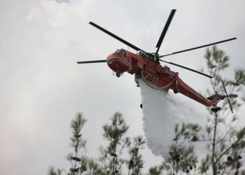 Φωτιά στην Κεφαλονιά – Στη μάχη και εναέρια μέσα