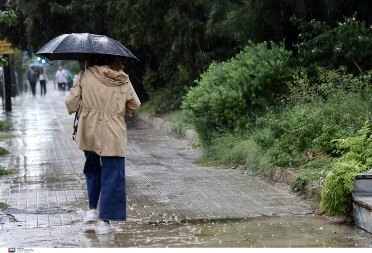 Νέο έκτακτο της ΕΜΥ: Καταιγίδες και χιόνια από το απόγευμα της Κυριακής