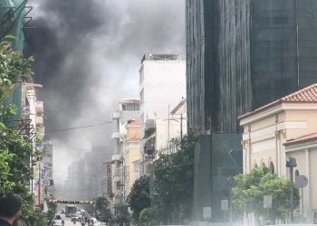 Πάτρα: Φωτιά σε κατάστημα στο κέντρο της πόλης – Εκκενώθηκε ξενοδοχείο