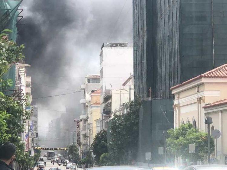 Πάτρα: Φωτιά σε κατάστημα στο κέντρο της πόλης – Εκκενώθηκε ξενοδοχείο