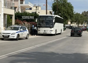 «Μου έριξε καφέ, με έβρισε και με χτύπησε»: Οδηγός ΙΧ «έκλεισε» ΚΤΕΛ κι όταν του κόρναραν, ζήτησε…τα ρέστα!