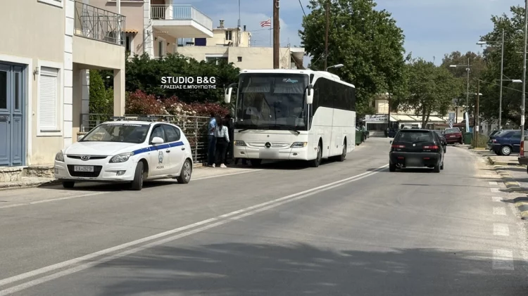 «Μου έριξε καφέ, με έβρισε και με χτύπησε»: Οδηγός ΙΧ «έκλεισε» ΚΤΕΛ κι όταν του κόρναραν, ζήτησε…τα ρέστα!