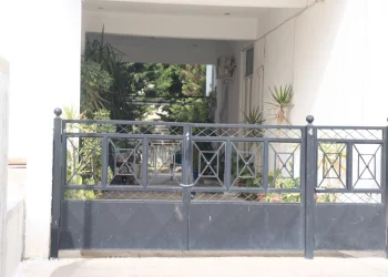 Τραγωδία στο Μενίδι: Ο 84χρονος αντιμετωπίζει ψυχολογικά προβλήματα – «Την είχε χτυπήσει ξανά», λένε γείτονες